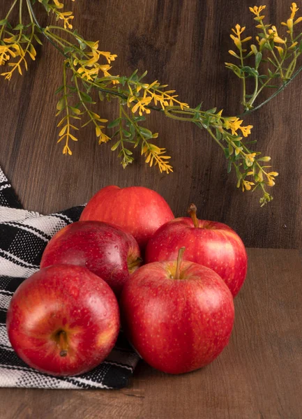 木制底座上的红苹果 — 图库照片
