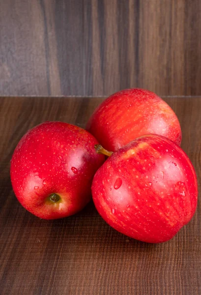 Manzanas Rojas Sobre Fondo Madera — Foto de Stock