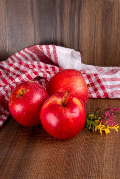 Rote Äpfel Auf Einem Hölzernen Hintergrund — Stockfoto