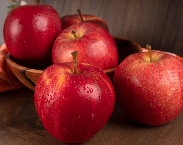 Röda Äpplen Trä Bakgrund — Stockfoto