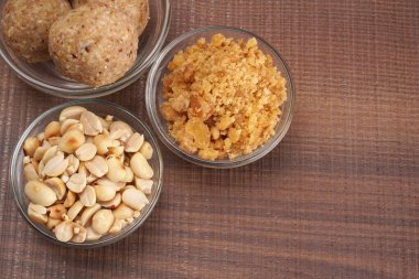 Fındıklı lezzetli kurabiyeler, ahşap arka plan