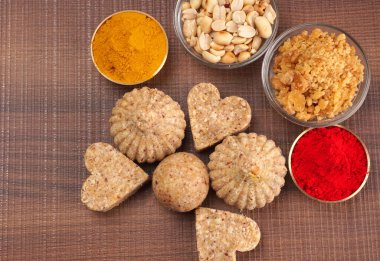 Sağlıklı fıstık ve zerdeçal tozlu Jaggery Ladoo. Arka planda sunulan lezzetli Hint tatlıları 