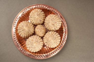 Sağlıklı tatlı yer fıstığı ya da yer fıstığı ve Jaggery Ladoo ya da toplar. Arka planda sunulan lezzetli Hint tatlıları 