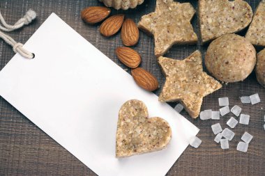 Sağlıklı tatlı yer fıstığı veya fıstık ve Jaggery Ladoo Lezzetli Hint tatlıları 