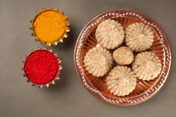 Sağlıklı tatlı yer fıstığı ya da yer fıstığı ve zerdeçal tozlu Jaggery Ladoo. Arka planda sunulan lezzetli Hint tatlıları 