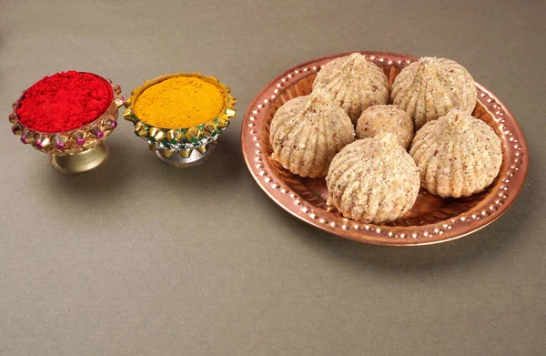 健康的甜花生或花生与姜汁拉杜与姜黄粉 背景上的美味印度甜食 — 图库照片