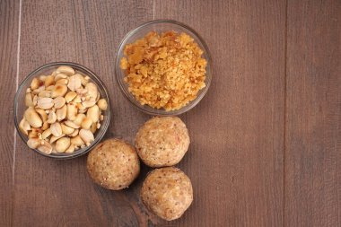 Fındıklı lezzetli kurabiyeler, ahşap arka plan