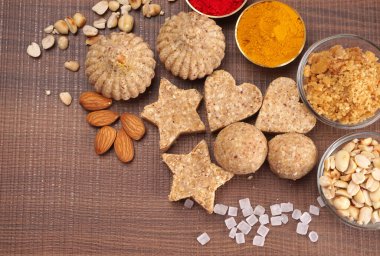 Sağlıklı tatlı yer fıstığı ya da yer fıstığı ve zerdeçal tozlu Jaggery Ladoo. Arka planda sunulan lezzetli Hint tatlıları 