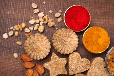 Sağlıklı tatlı yer fıstığı ya da yer fıstığı ve zerdeçal tozlu Jaggery Ladoo. Arka planda sunulan lezzetli Hint tatlıları 