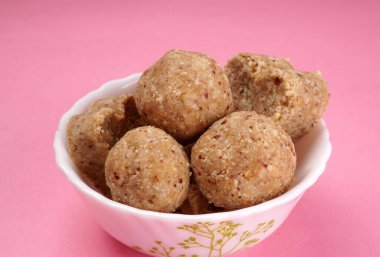 Sağlıklı tatlı yer fıstığı veya yer fıstığı ve Jaggery Ladoo. Arka planda sunulan lezzetli Hint tatlıları 