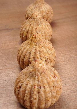 Sağlıklı tatlı yer fıstığı veya yer fıstığı ve Jaggery Ladoo. Arka planda sunulan lezzetli Hint tatlıları 