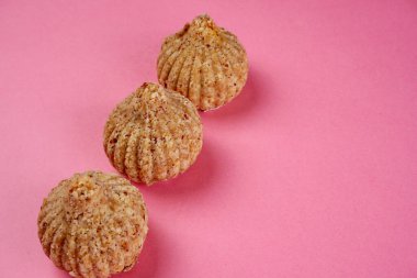 Sağlıklı tatlı yer fıstığı ya da yer fıstığı ve Jaggery Ladoo ya da toplar. Arka planda sunulan lezzetli Hint tatlıları 