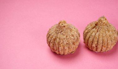 Sağlıklı tatlı yer fıstığı ya da yer fıstığı ve Jaggery Ladoo ya da toplar. Arka planda sunulan lezzetli Hint tatlıları 
