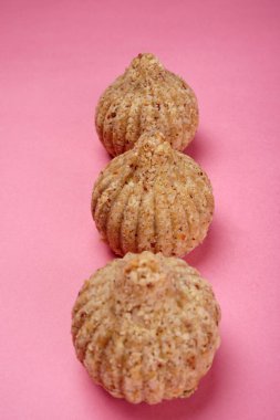 Sağlıklı tatlı yer fıstığı ya da yer fıstığı ve Jaggery Ladoo ya da toplar. Arka planda sunulan lezzetli Hint tatlıları 