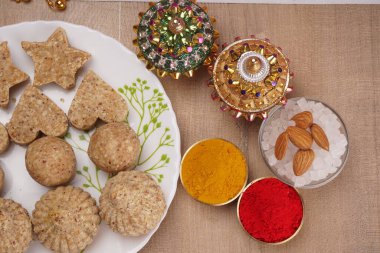 Hint baharatları ve bademlerle bezelye unundan yapılmış kurabiyeler, yakından bakın.