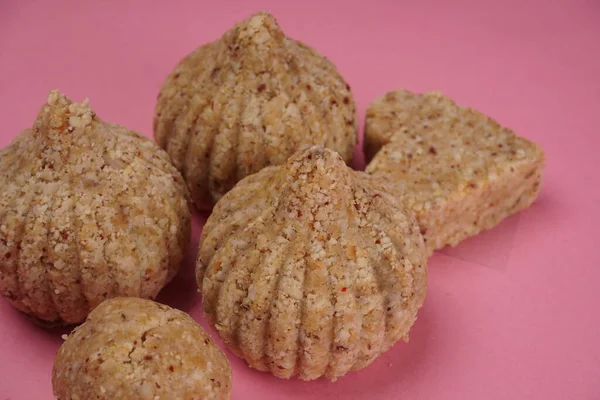 用粉红背景的鹰嘴豆粉做的饼干 — 图库照片