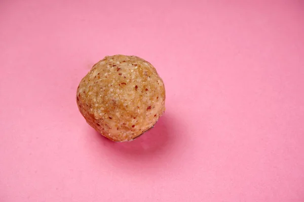 Ciasteczko Wykonane Mąki Ciecierzycy Różowym Tle — Zdjęcie stockowe
