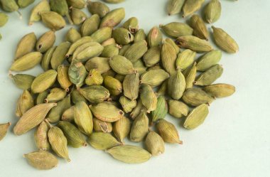 Beyaz arka planda yeşil kurutulmuş kakule.