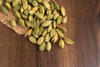 Çuval bezinde kurumuş yeşil kakule.