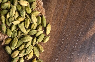 Çuval bezinde kurumuş yeşil kakule.