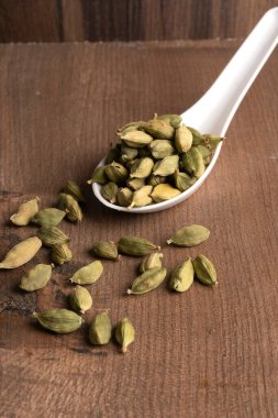 Arka planda kurutulmuş kakule yakın plan.