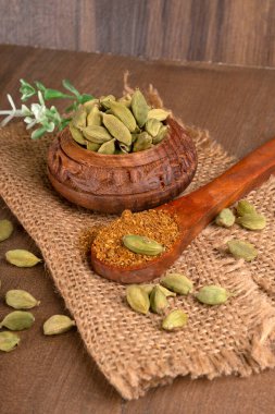 Arka planda kurutulmuş kakule yakın plan.