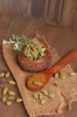 Arka planda kurutulmuş kakule yakın plan.