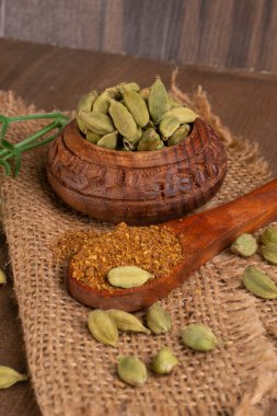 Arka planda kurutulmuş kakule yakın plan.