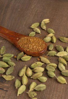 Arka planda kurutulmuş kakule yakın plan.