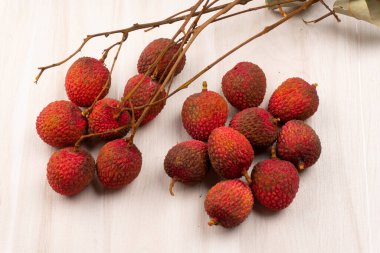 Tahta arka planda taze liçi meyveleri