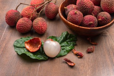 Tahta arka planda taze liçi meyveleri