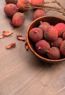 Tahta arka planda taze liçi meyveleri