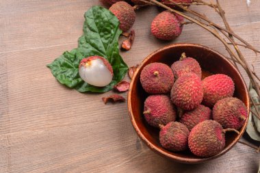 Tahta arka planda taze liçi meyveleri