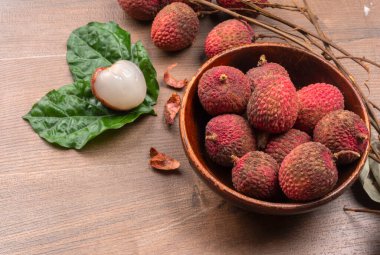 Tahta arka planda taze liçi meyveleri