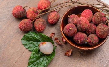 Tahta arka planda taze liçi meyveleri