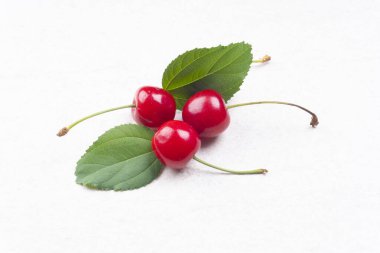 beyaz zemin üzerine kırmızı Olgun Kiraz