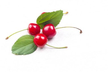 beyaz zemin üzerine kırmızı Olgun Kiraz