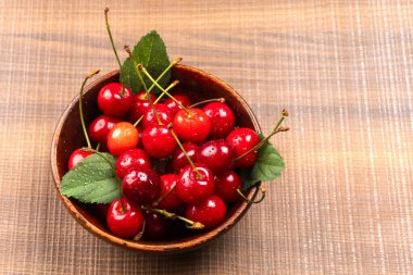 Tahta zeminde taze kırmızı kirazlar.