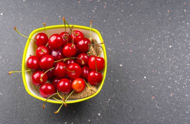 Granit zemin üzerinde taze olgun kırmızı kirazlar.
