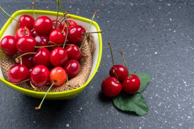 Granit zemin üzerinde taze olgun kırmızı kirazlar.