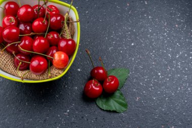 Granit zemin üzerinde taze olgun kırmızı kirazlar.