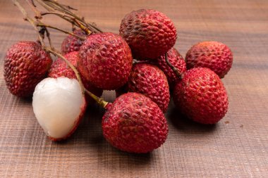 Tahta arka planda taze liçi meyveleri