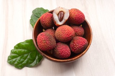 Tahta arka planda taze liçi meyveleri