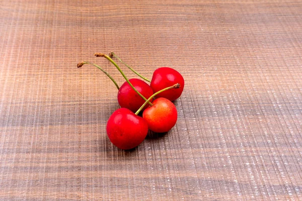 Frische Rote Kirschen Auf Holzgrund — Stockfoto