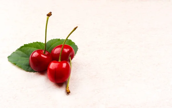 Ώριμα Κόκκινα Κεράσια Πάνω Λευκό Φόντο — Φωτογραφία Αρχείου