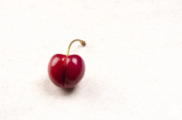 白色背景的鲜红樱桃 — 图库照片