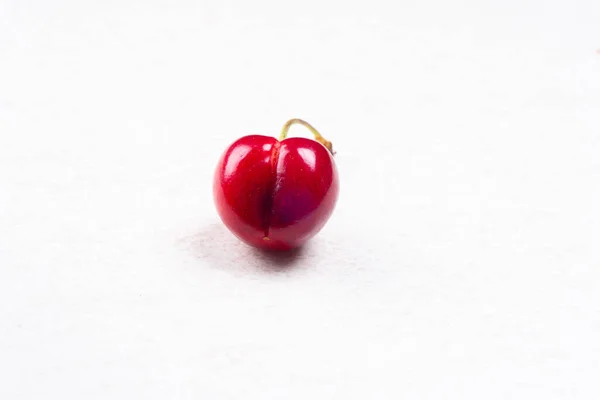 Φρέσκο Κόκκινο Κεράσι Λευκό Φόντο — Φωτογραφία Αρχείου