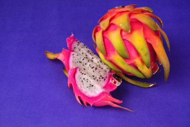 mavi arka planda taze ejderha meyvesi