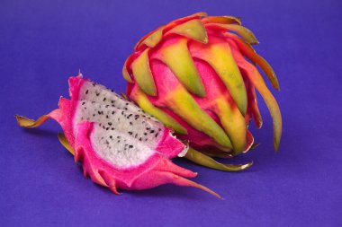 mavi arka planda taze ejderha meyvesi