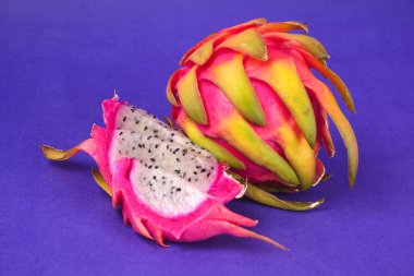 mavi arka planda taze ejderha meyvesi